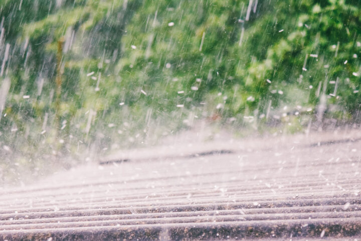 雹で破損するカーポート