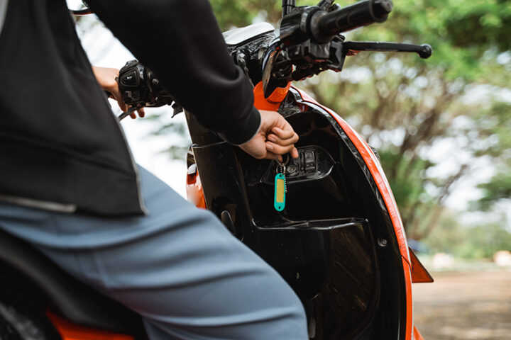 バイクの鍵を開ける男性
